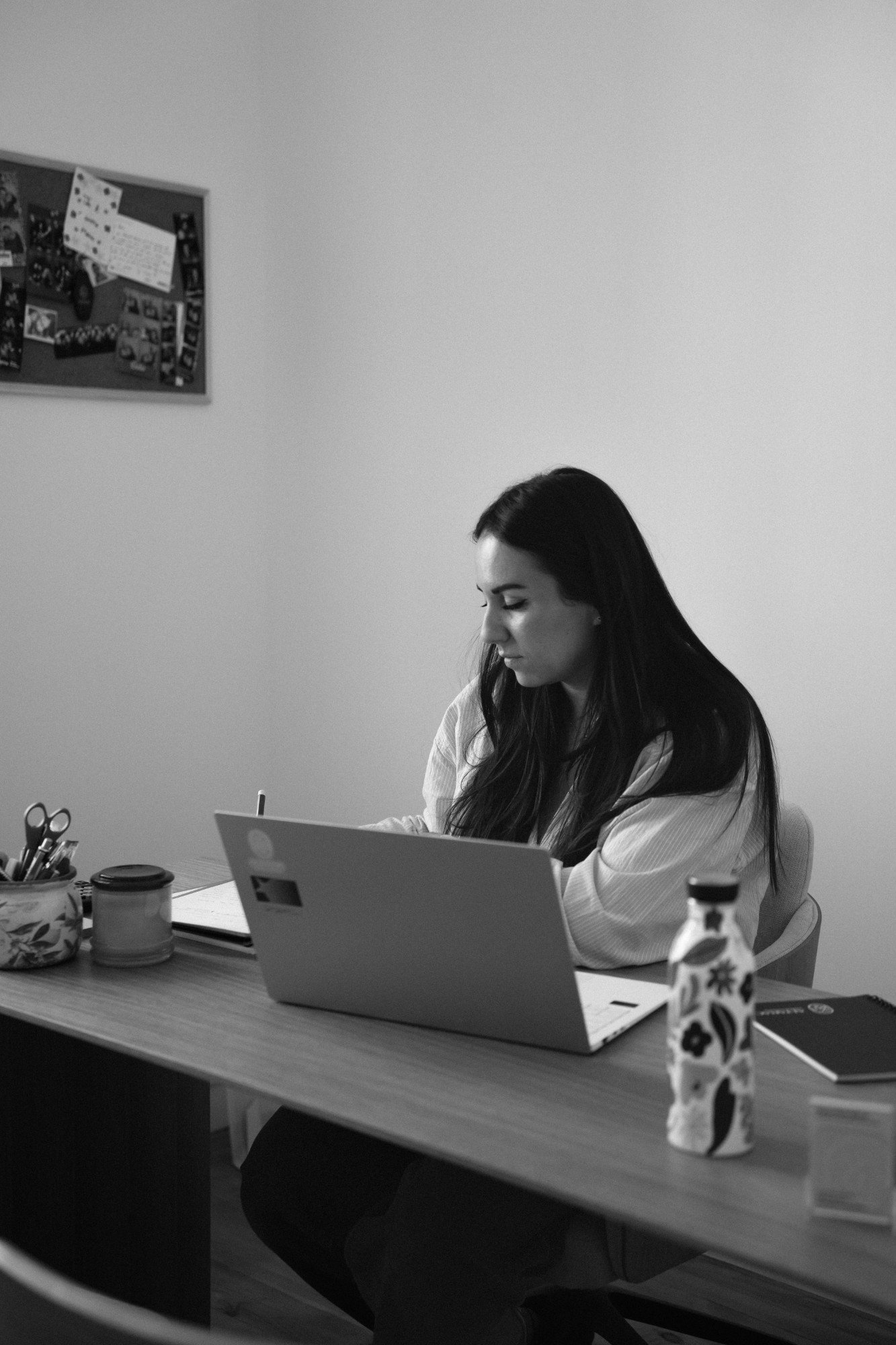 Marie ALTARAC à son bureau, agence ALTARAC IMMOBILIER